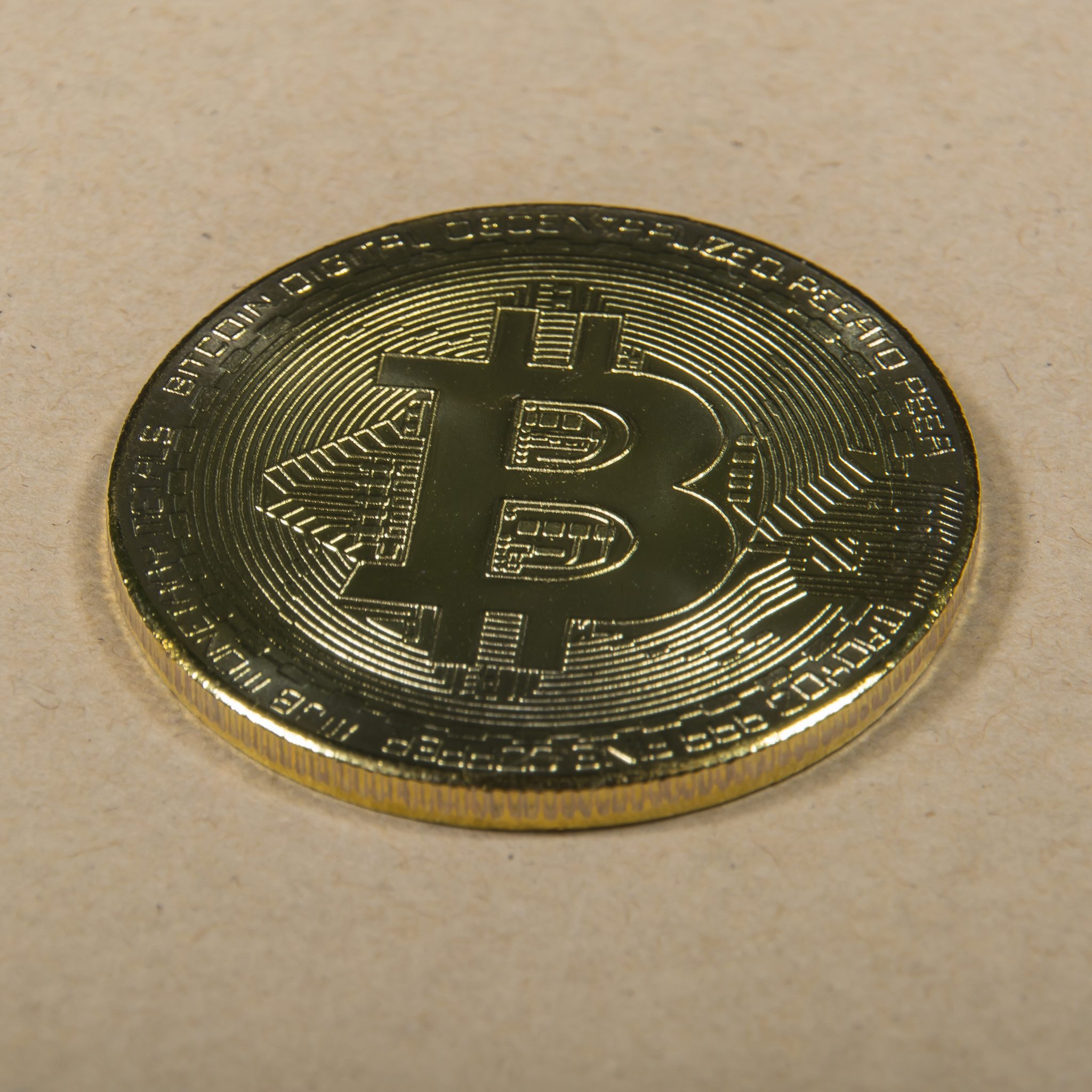 bitcoin-mince-kov-zlato-nadrevo